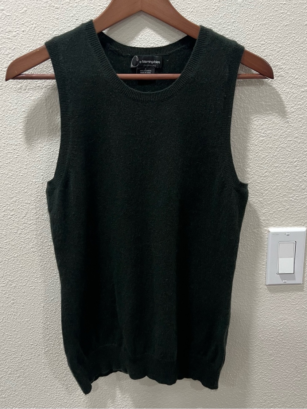 Bloomingdale's Women’s Forest Green Crewneck Sleeveless Blouse Vest Cozy Classic